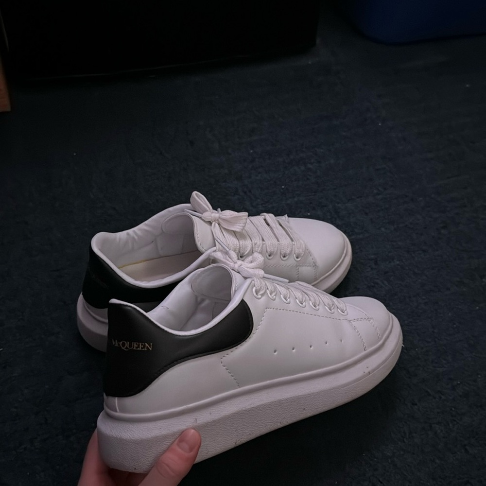 Alexander McQueens Black and white